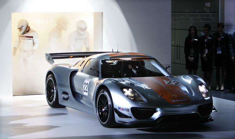 Racer. Porsche 918 RSR bliver en ekstrem racer- og gadebil med over 600 hestekræfter. En del af kræfterne kommer fra batterier. 