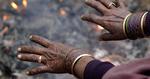 Hænderne bliver varmet i New Delhi netop nu. 