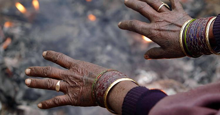 Hænderne bliver varmet i New Delhi netop nu. 