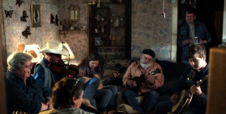 Jamsession. Marideth Sisco (tv.) og lokale hillbilly-musikere har mødtes og spillet hver torsdag i 30 år. Deres jamsession er nu en integreret del af filmen 'Winter's Bone' og et album af samme navn. Her ses fra venstre: Marideth Sisco, Billy Ward, Kim Landsford, Jim Landsford, DJ Shumate (Dennis Crider med ryggen til). 