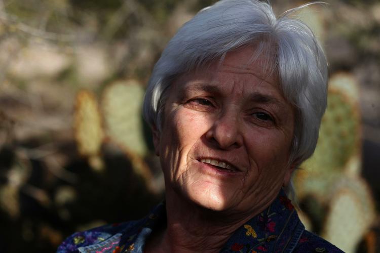 MODIG. Patricia Maisch viste under lørdagens attentatforsøg, at også hvidhårede, ældre kvinder kan kaste sig ind i kampen, når det virkelig gælder. 