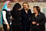 turne. Den amerikanske udenrigsminister Hillary Clinton er i disse dage på rundrejse i De Forenede Arabiske Emirater. I Abu Dhabi har hun blandt andet deltaget i det direkte kvinde-talk-show 'Sweet Talks'. 