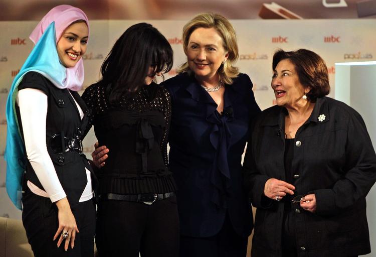 turne. Den amerikanske udenrigsminister Hillary Clinton er i disse dage på rundrejse i De Forenede Arabiske Emirater. I Abu Dhabi har hun blandt andet deltaget i det direkte kvinde-talk-show 'Sweet Talks'. 