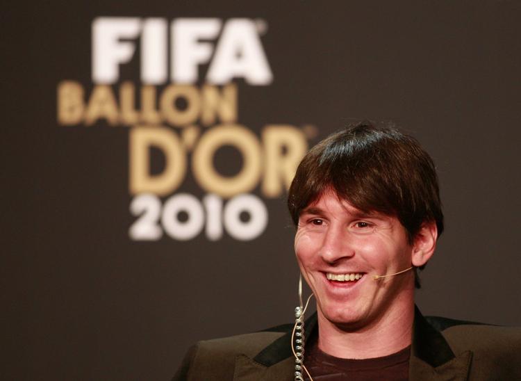 Bedst. Den første Fifa Ballon d’Or i historien blev i aften uddelt til Lionel Messi ved et show i Zürich i Schweiz arrangeret af det internationale fodboldforbund, Fifa. 
