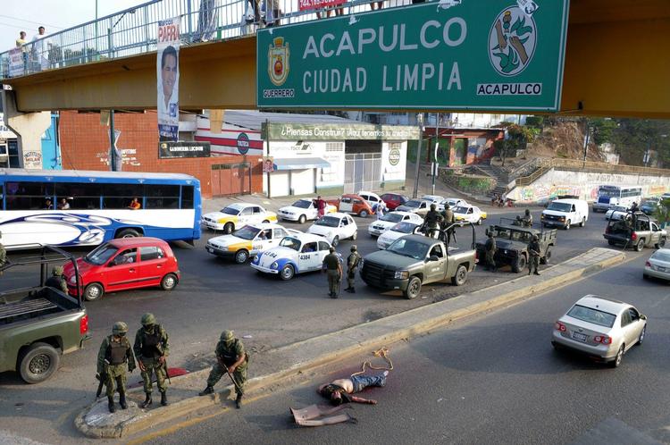 Likvidering. Lig hængede fra broer er hverdagskost i Mexico. 