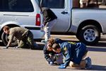 Attentatforsøg. Efterforskere fra FBI og det lokale politi i Tucson gennemsøger den parkeringsplads, hvor Gabrielle Giffords. 