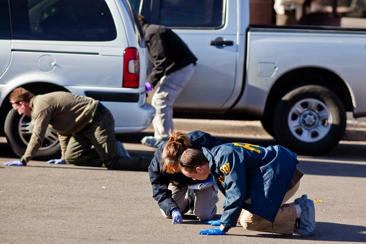 Attentatforsøg. Efterforskere fra FBI og det lokale politi i Tucson gennemsøger den parkeringsplads, hvor Gabrielle Giffords. 