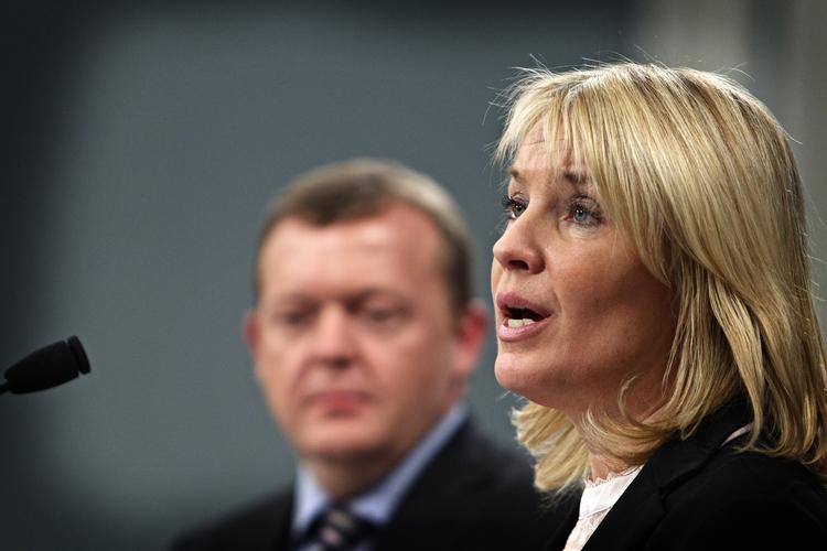 STORM. Den konservative partiformand har kraftigt overvejet at trække sig fra posten, siger hun til B.T. På dagens gruppemøde er der lagt op til heftig kritik. 