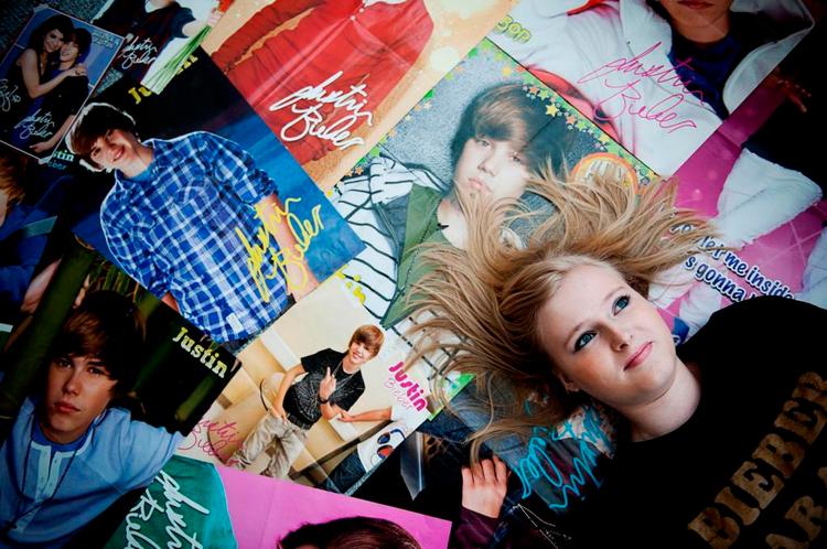 Bieberparade. 16-årige Lisa Kastleen har stiftet den danske Twitter-konto 'Bieberparade', der har 21.000 medlemmer. I disse dage er hendes værelse ved at blive malet, så derfor hænger Justin Bieber-plakaterne ikke på deres faste pladser på væggene. 