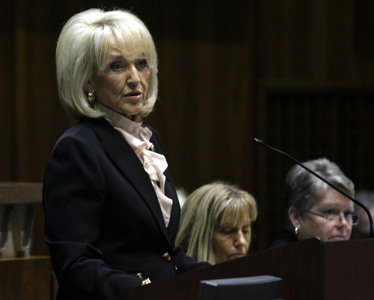 Tragedie. Guvernør i Arizona Janice K. Brewer holdt tale til minde for ofrene ved skudattentat. 