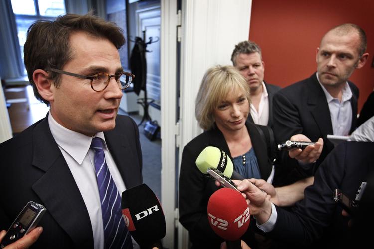 PARTIURO. Efter flere dage med anonym kritik fra folketingsmedlemmer af K-ledelsen mødtes den konservative folketingsgruppe i dag. 