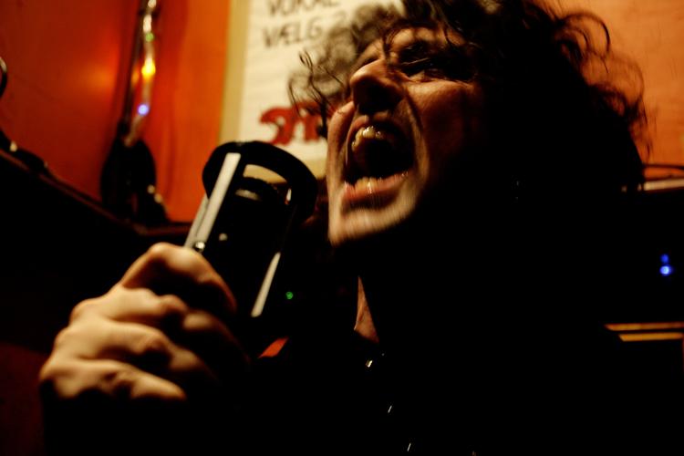 IIIIwillalwaysloveyoooou. Hvis du synger dårligt er det måske slet ikke fordi du er tonedøv. Det er der nemlig slet ikke så mange, der er. 