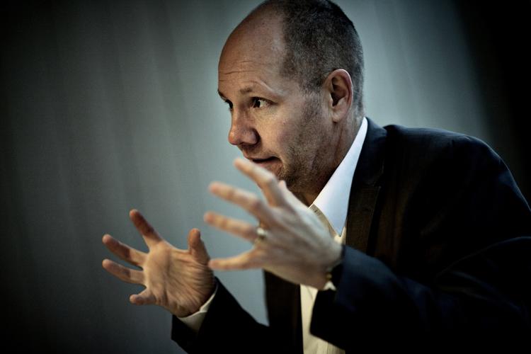 Blogkommentar. »Alt, som sørger for, at Ranelid ikke skriver, hilses velkomment«, skriver Peter Englund (i billedet). 