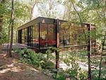 Klassisk. 'The Rose House and Pavilion' hedder huset i Highland Park nord for Chicago. Enhver, der har set filmen' En vild pjækkedag', vil kunne huske denne garage, hvorfra en smuk, rød Ferrari kørte i døden. 9,5 million, og så er huset dit. 