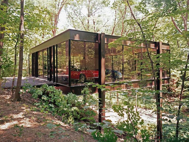 Klassisk. 'The Rose House and Pavilion' hedder huset i Highland Park nord for Chicago. Enhver, der har set filmen' En vild pjækkedag', vil kunne huske denne garage, hvorfra en smuk, rød Ferrari kørte i døden. 9,5 million, og så er huset dit. 
