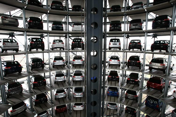 Biltårn. Volkswagen kunne også melde om et godt år sidste år. I juli meddelte bilgiganten, at bilsalget måneden forinden var steget til 644.000 fra 609.000 samme måned året forinden. 