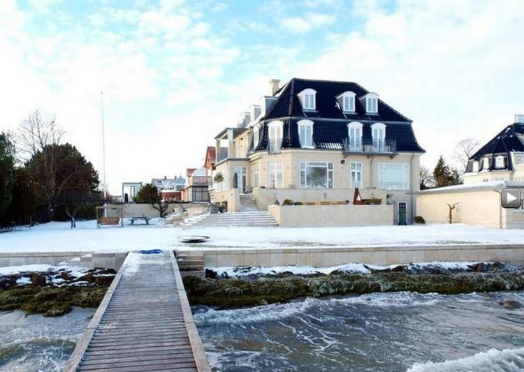 IT-milliardæren Erik Damgaard boede i denne pragtvilla frem til 2006. Nu er den til salg for 79 millioner kroner. Foto: Home. 