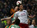 superligaklar. Mustafa Kucukovic når højest for Hamburger SV i en kamp mod Werder Bremen. Arkivfoto. 