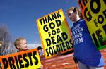 HÅN. Westboro Baptist Church har flere gange gjort sig upopulær i offentligheden ved at sprede had til begravelser. Her fremfører de deres budskaber ved bisættelsen af en Amerikansk soldat, der mistede livet i Irak. 