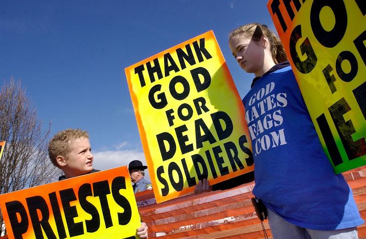 HÅN. Westboro Baptist Church har flere gange gjort sig upopulær i offentligheden ved at sprede had til begravelser. Her fremfører de deres budskaber ved bisættelsen af en Amerikansk soldat, der mistede livet i Irak. 