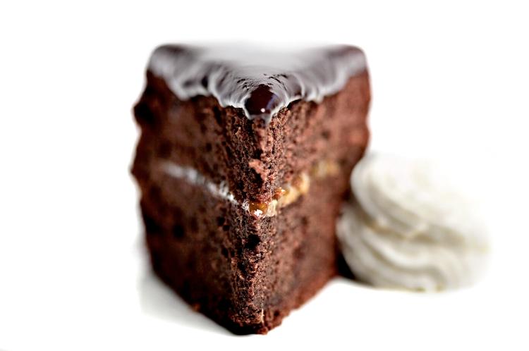 chokoladetærte. En ung hvid frue ydmyger på det groveste sin sorte tjenestepige, der på sin side svarer igen ved at bage sin egen lort ind i fruens yndlingskage. Arkivfoto: Joachim Adrian. 