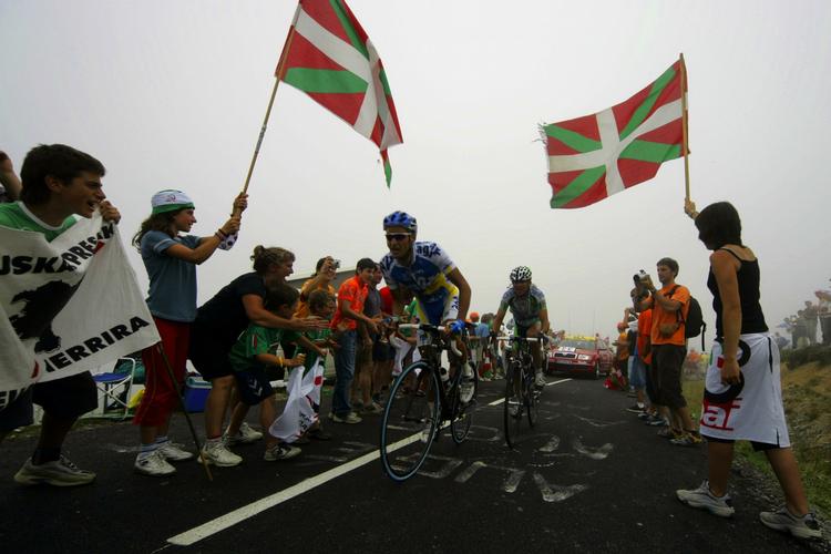 løsrivelse. Det baskiske flag er et fast element ved alle cykelløb i det sydlige Europa. Nu bevæger Vuelta a Espana sig igen ind i det urolige område. 