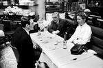 salon. Jean-Paul Sartre, Simone de Beauvoir og Claude Lanzmann debatterer over en middag i Paris 10. december 1964. Lanzmann og de Beauvoir dannede par i syv år. 