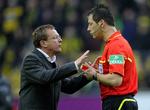 svigtet. Ralf Rangnick i heftig diskussion med dommeren i en kamp mellem Hoffenheim og Borussia Dortmund. 