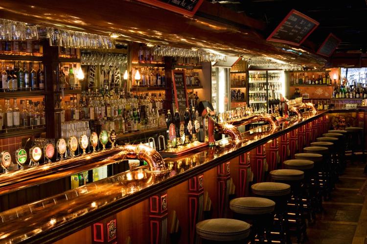 På Ny Østergade 14 åbner snart den første danske filial af pub-kæden The Bishops Arms. 