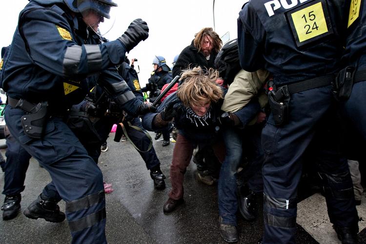 Slag. Det gik hårdt for sig, da politiet ville fjerne demonstranter fra Bella Center ved klimatopmødet sidste år. 