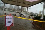 Lukket. Der var ingen adgang til Brisbane Riverwalk efter, at 300 meter af fortovet var revet væk af floden. 