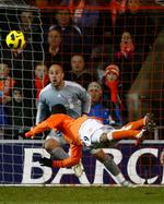 Mål! Blackpools DJ Campbell header bolden forbi Liverpools målmand Pepe Reina. 
