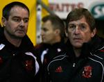 lamslåede. Trods en god start på kampen mod Blackpool, faldt Liverpool igen sammen, og den nye manager Kenny Dalglish (th) fandt ingen modtræk i nedturen. 