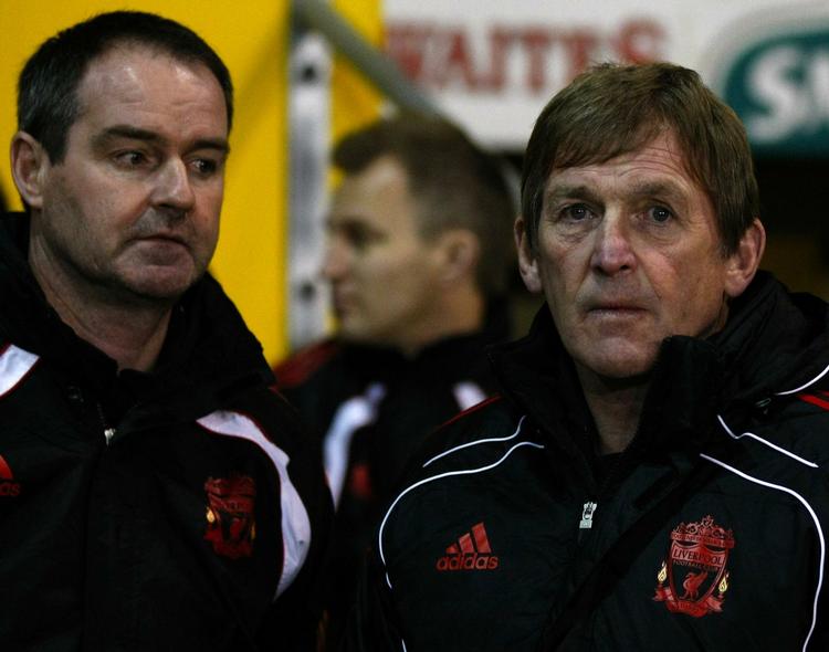 lamslåede. Trods en god start på kampen mod Blackpool, faldt Liverpool igen sammen, og den nye manager Kenny Dalglish (th) fandt ingen modtræk i nedturen. 