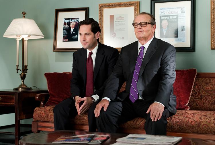 Jack Nicholson (tv.) vågner gevaldigt op og leverer sit velkendte repertoire med stor overbevisning over for altid gode Paul Rudd som den bedragne søn. 