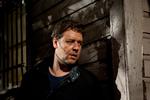 Russell Crowe skal bære en hel film på sine skuldre i rollen som ægtemanden, der kæmper for at bevise sin morddømte hustrus uskyld. Men så brede skuldre har han heller ikke. 