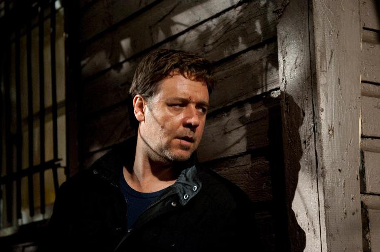Russell Crowe skal bære en hel film på sine skuldre i rollen som ægtemanden, der kæmper for at bevise sin morddømte hustrus uskyld. Men så brede skuldre har han heller ikke. 
