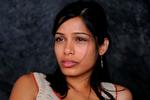 Freida Pinto (øverst tv.) skal inkarnere den palæstinensiske kvindes skæbne i rollen som børnehjemspigens Miral, men hun er næsten for smuk til at  være troværdig. Hun savner i hvert fald den styrke og karakter, som Hiam Abbas (nederst) giver rollen som børnehjemmets forstanderinde. 