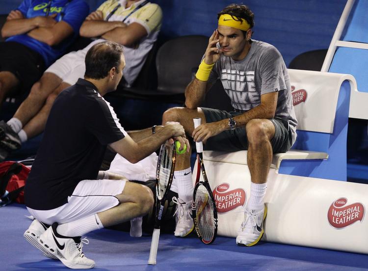 fokuseret. Roger Federer (th) hviler under en træningssession og modtager gode råd fra træner Paul Annacone. 