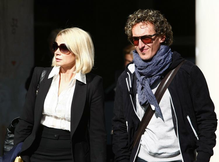 frikendt. En lettet Franco Pellizotti forlader retsbygningen med sin advokat Cristina Lancellotti, efter antidopinginstansen ikke har kunnet finde tilskrækkelige beviser for at kunne opretholde en dopingsag på rytteren. 