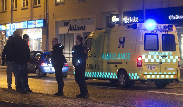 Anholdelse. En 27-årig mand blev ramt i låret, da han tilsyneladende truede politiet under en anholdelse. 