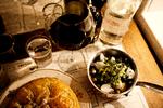 Begynd weekenden hos Frankies. Indbagt. Her får man i de fine borgerstuer ud til Admiralgade fornemmelsen af at være ud og spise med fint til meget lave priser. 
