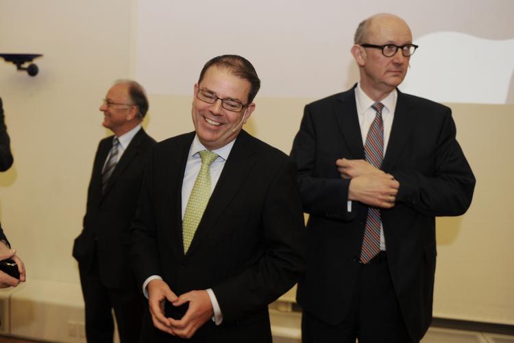 Glade. Tom Knutzen (i midten) og Søren Bjerre-Nielsen (th.) har udnyttet deres aktieoptioner og har grund til at smile. 