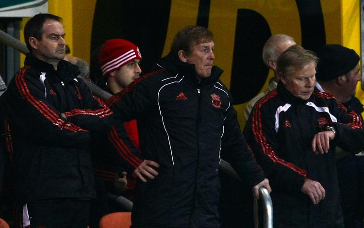 Nederlag. Kenny Dalglish (i midten) kommer endnu mere under pres, hvis Liverpool taber igen på søndag til byrivalerne fra Everton. 