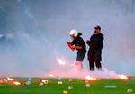 helvede. Tyrkisk politi forsøger at dæmpe gemytterne på Galatasarays frygtede stadion Ali Sami Yen under en kamp mod lokalrivalerne Fenerbahce. 