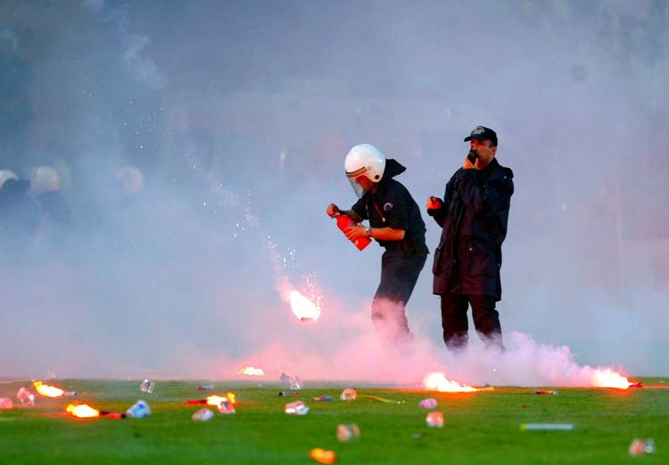 helvede. Tyrkisk politi forsøger at dæmpe gemytterne på Galatasarays frygtede stadion Ali Sami Yen under en kamp mod lokalrivalerne Fenerbahce. 