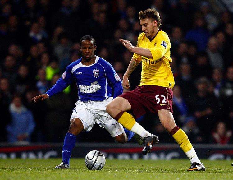 ydmyget. Arsenal lagde ryg til et skuffende nederlag til Ipswich, som er nummer 19 i den næstbedste række. Og Nicklas Bendtner fik ikke overbevist om, at han skal lede holdets angreb. 