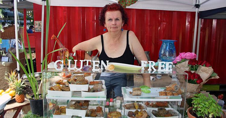VELSMAG. Lydia Dietrich sælger 'earth plates' fra sit økologiske køkken. Var det noget med en vegansk kikærteburger eller en glutenfri boghvedekage? 