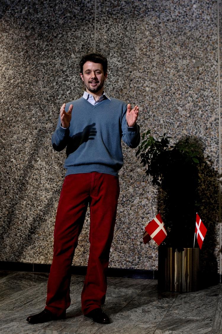 Lykkelig. Kronprins Frederik var i hopla, da han lørdag fortalte pressen om sine to nye børn: »Den ene er så lang, og den anden er så høj«, sagde han. 