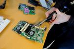 KONTROL. Miljøstyrelsen tjekker jævnligt om produkter lever op til Danmarks og EU's grænser for blandt andet bly og kviksølv. Her er det computere. 